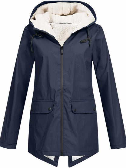 Jas met capuchon en ritssluiting, ideaal voor herfst- en winterdagen.