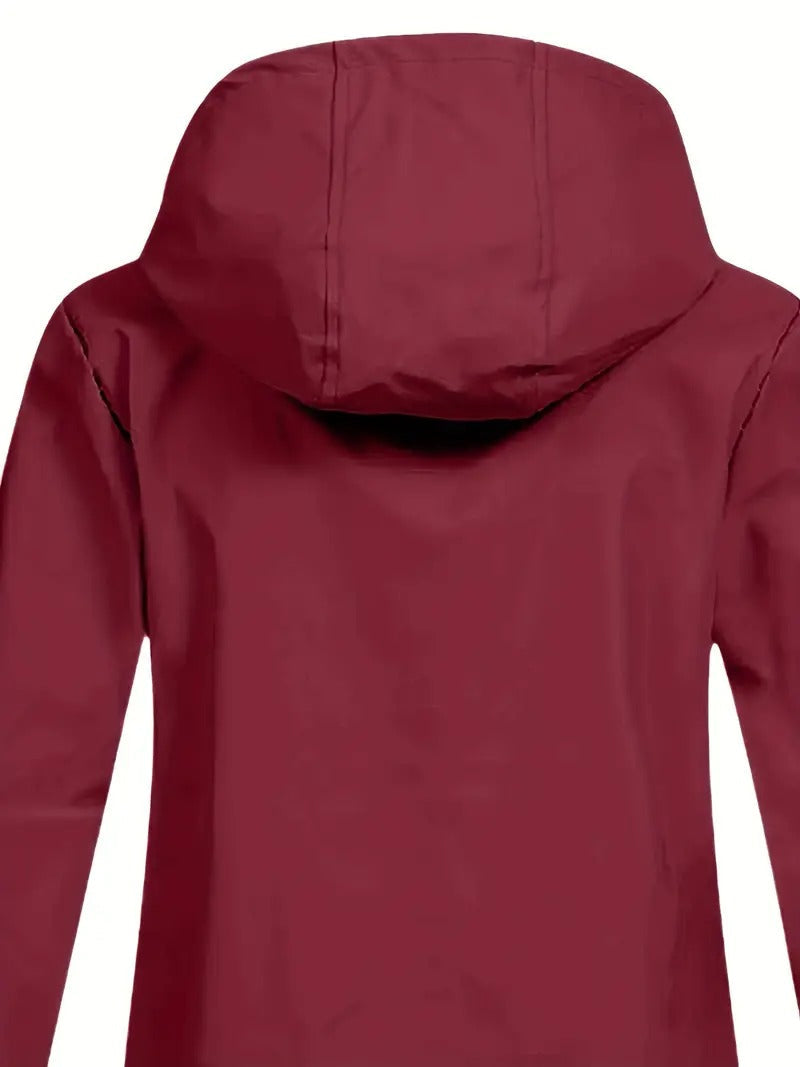 Jas met capuchon en ritssluiting, ideaal voor herfst- en winterdagen.