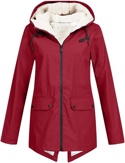 Jas met capuchon en ritssluiting, ideaal voor herfst- en winterdagen.