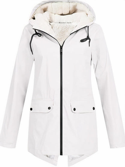 Jas met capuchon en ritssluiting, ideaal voor herfst- en winterdagen.