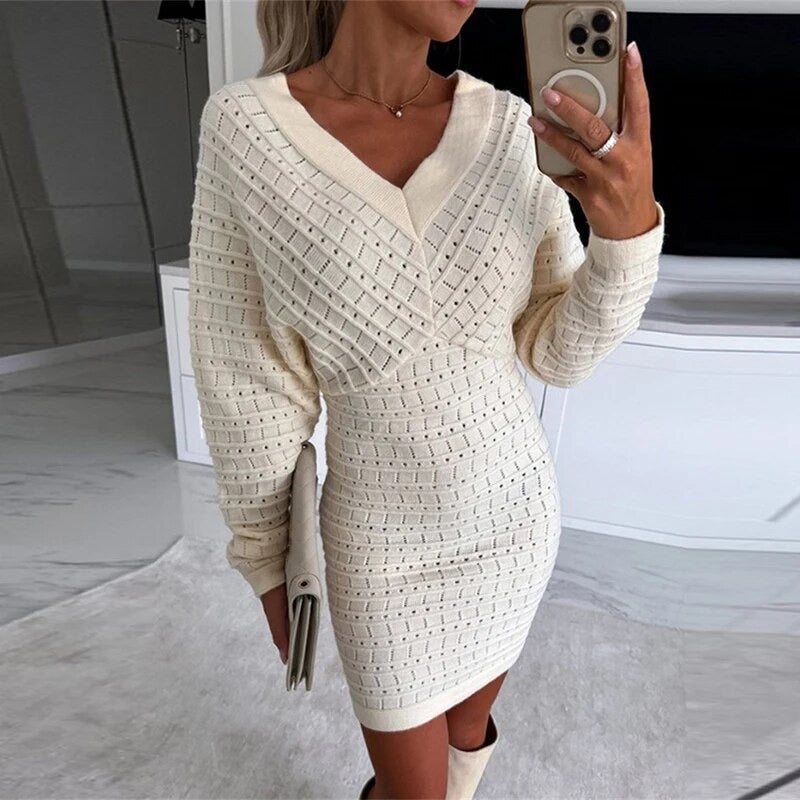 Korte jurk met lange mouwen, off-the-shoulder-dessin en comfortabele gebreide stof, ideaal voor herfst- of winterdagen.