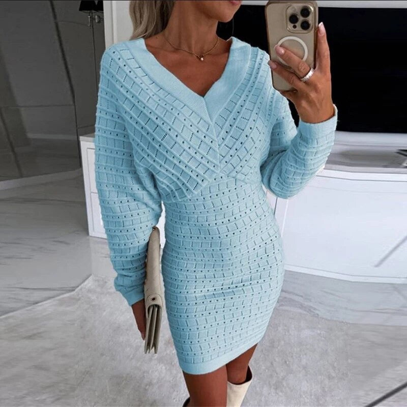 Korte jurk met lange mouwen, off-the-shoulder-dessin en comfortabele gebreide stof, ideaal voor herfst- of winterdagen.