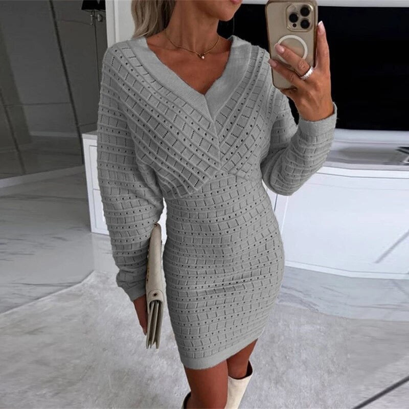 Korte jurk met lange mouwen, off-the-shoulder-dessin en comfortabele gebreide stof, ideaal voor herfst- of winterdagen.