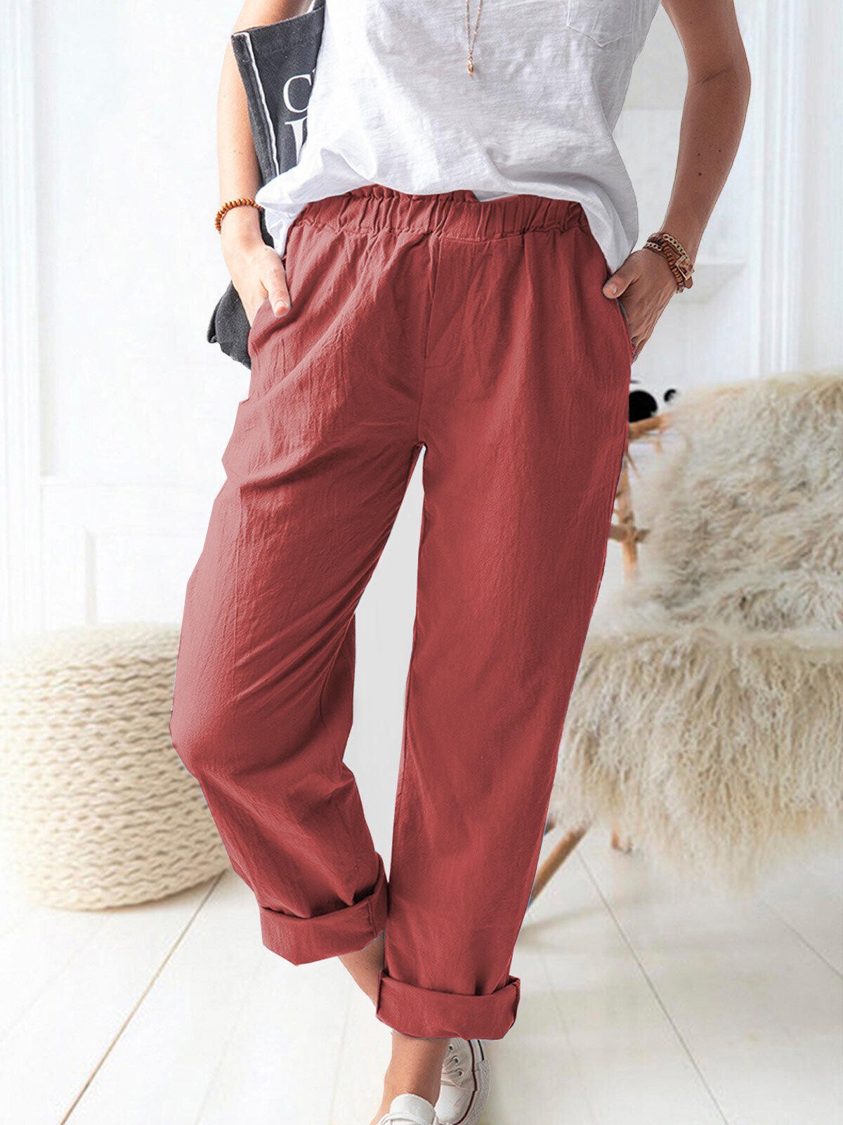 Luchtige linnen broek voor dames met een relaxte pasvorm, ademend en comfortabel voor warme dagen.