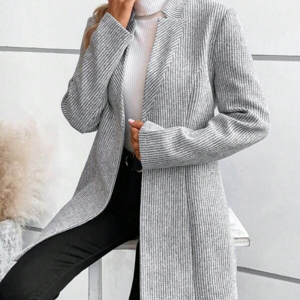 Luxueuze jas met een getailleerde snit, hoogwaardig materiaal en eenknoopssluiting, ideaal voor herfst- en winterdagen.