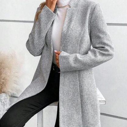 Luxueuze jas met een getailleerde snit, hoogwaardig materiaal en eenknoopssluiting, ideaal voor herfst- en winterdagen.