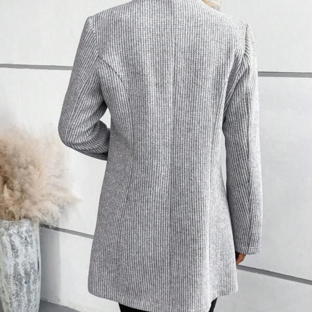 Luxueuze jas met een getailleerde snit, hoogwaardig materiaal en eenknoopssluiting, ideaal voor herfst- en winterdagen.