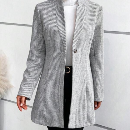 Luxueuze jas met een getailleerde snit, hoogwaardig materiaal en eenknoopssluiting, ideaal voor herfst- en winterdagen.