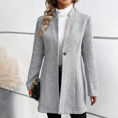 Luxueuze jas met een getailleerde snit, hoogwaardig materiaal en eenknoopssluiting, ideaal voor herfst- en winterdagen.