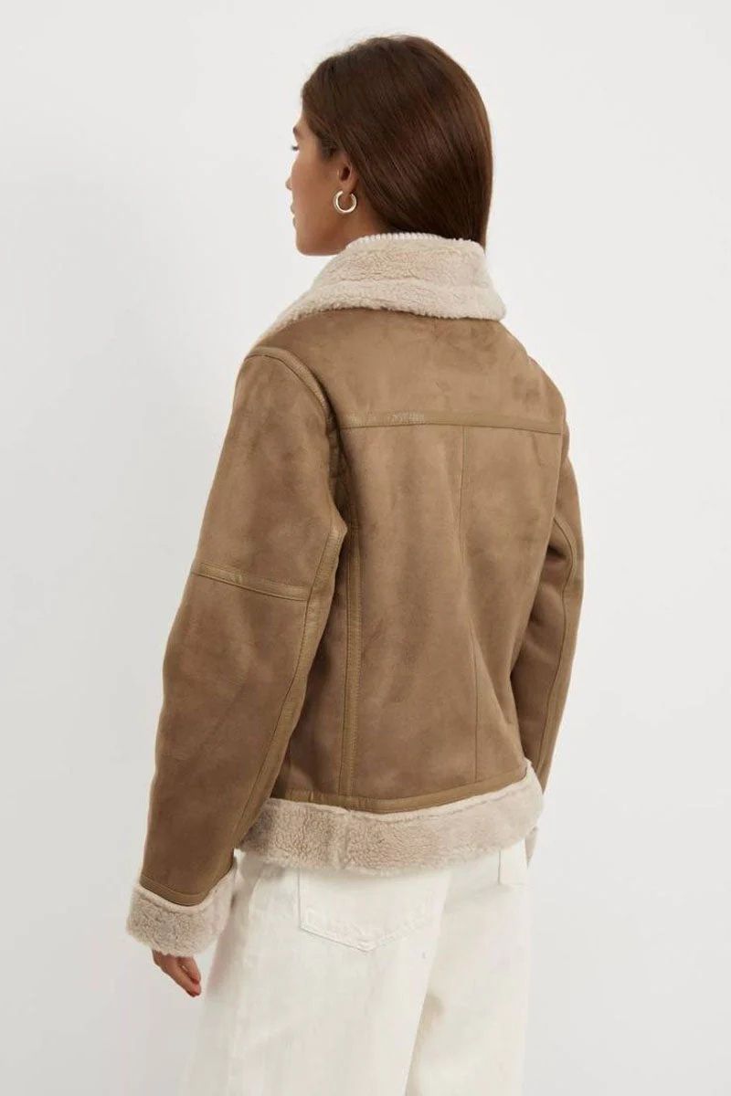 Modieuze winterjas voor dames met voering van imitatiebont, ceintuur en asymmetrische ritssluiting, ideaal voor warmte en stijl.