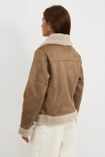 Modieuze winterjas voor dames met voering van imitatiebont, ceintuur en asymmetrische ritssluiting, ideaal voor warmte en stijl.