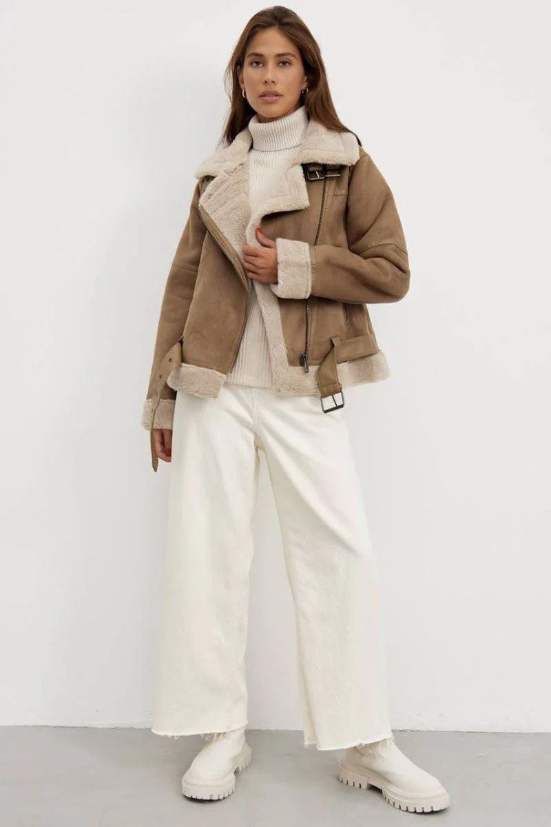 Modieuze winterjas voor dames met voering van imitatiebont, ceintuur en asymmetrische ritssluiting, ideaal voor warmte en stijl.