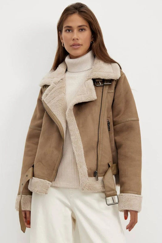 Modieuze winterjas voor dames met voering van imitatiebont, ceintuur en asymmetrische ritssluiting, ideaal voor warmte en stijl.