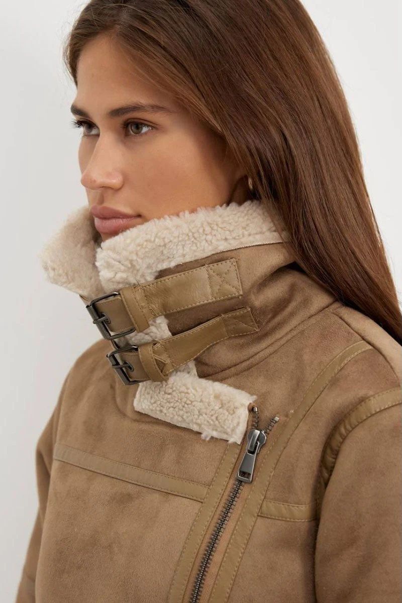 Modieuze winterjas voor dames met voering van imitatiebont, ceintuur en asymmetrische ritssluiting, ideaal voor warmte en stijl.