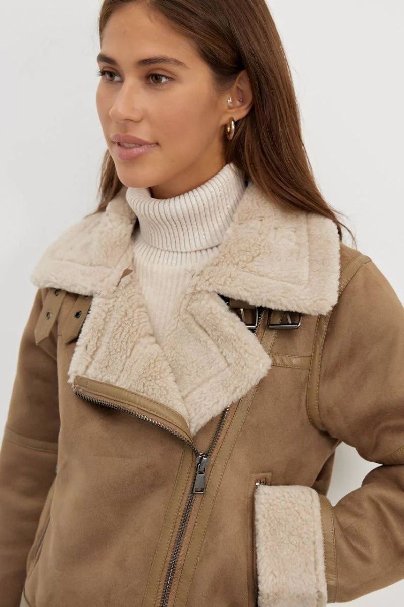 Modieuze winterjas voor dames met voering van imitatiebont, ceintuur en asymmetrische ritssluiting, ideaal voor warmte en stijl.