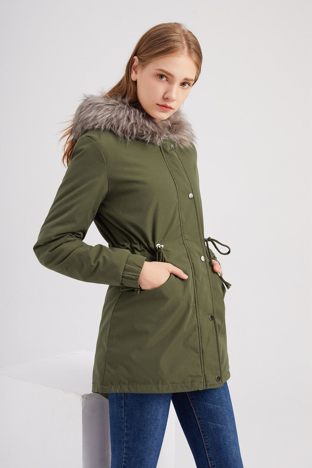 Parka jas met capuchon van imitatiebont voor dames, ideaal voor koude herfst- en winterdagen.
