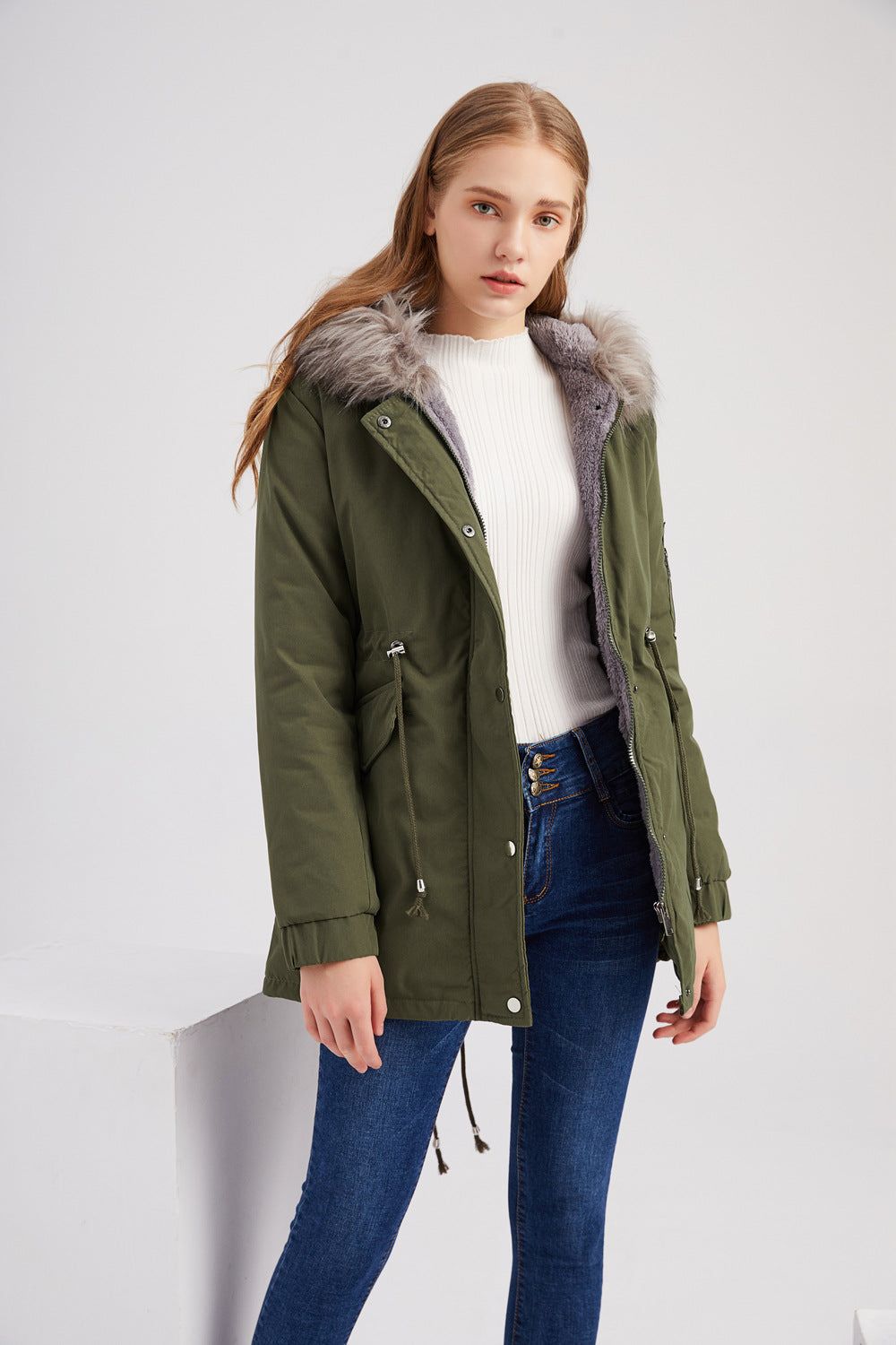 Parka jas met capuchon van imitatiebont voor dames, ideaal voor koude herfst- en winterdagen.