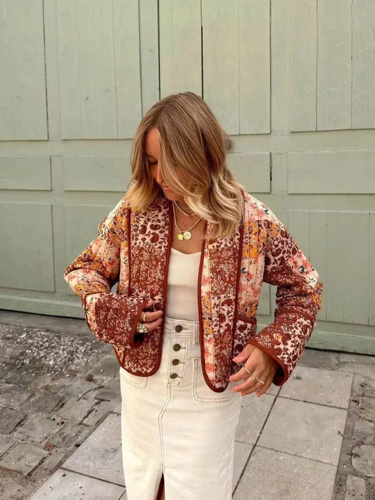 Stijlvolle zachte vintage jas voor dames, ideaal voor herfst- of winterdagen, met zachte stof en losse pasvorm, perfect voor casual en semi-formele gelegenheden.