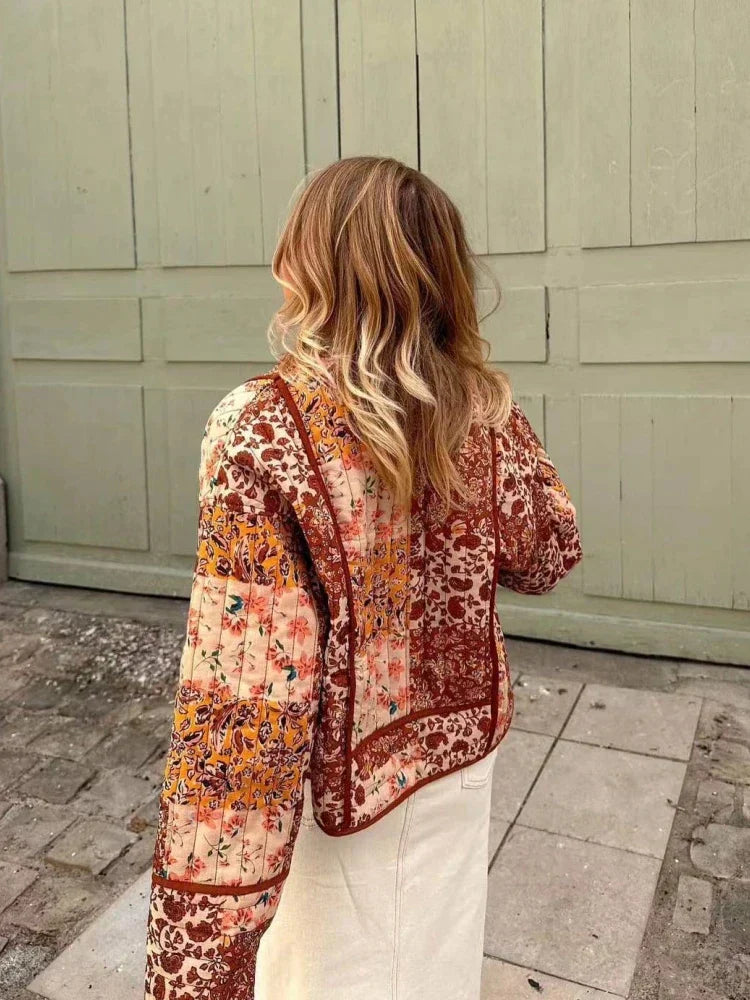 Stijlvolle zachte vintage jas voor dames, ideaal voor herfst- of winterdagen, met zachte stof en losse pasvorm, perfect voor casual en semi-formele gelegenheden.