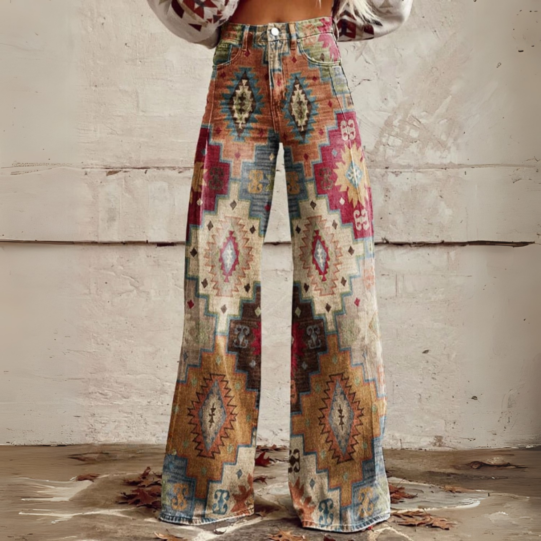 Stijlvolle zomerbroek met bloemenmotief, luchtige stof en vrouwelijk design voor warme dagen.