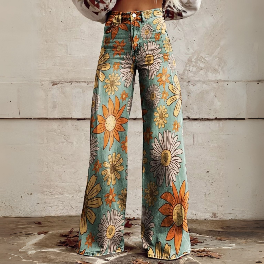 Stijlvolle zomerbroek met bloemenmotief, luchtige stof en vrouwelijk design voor warme dagen.