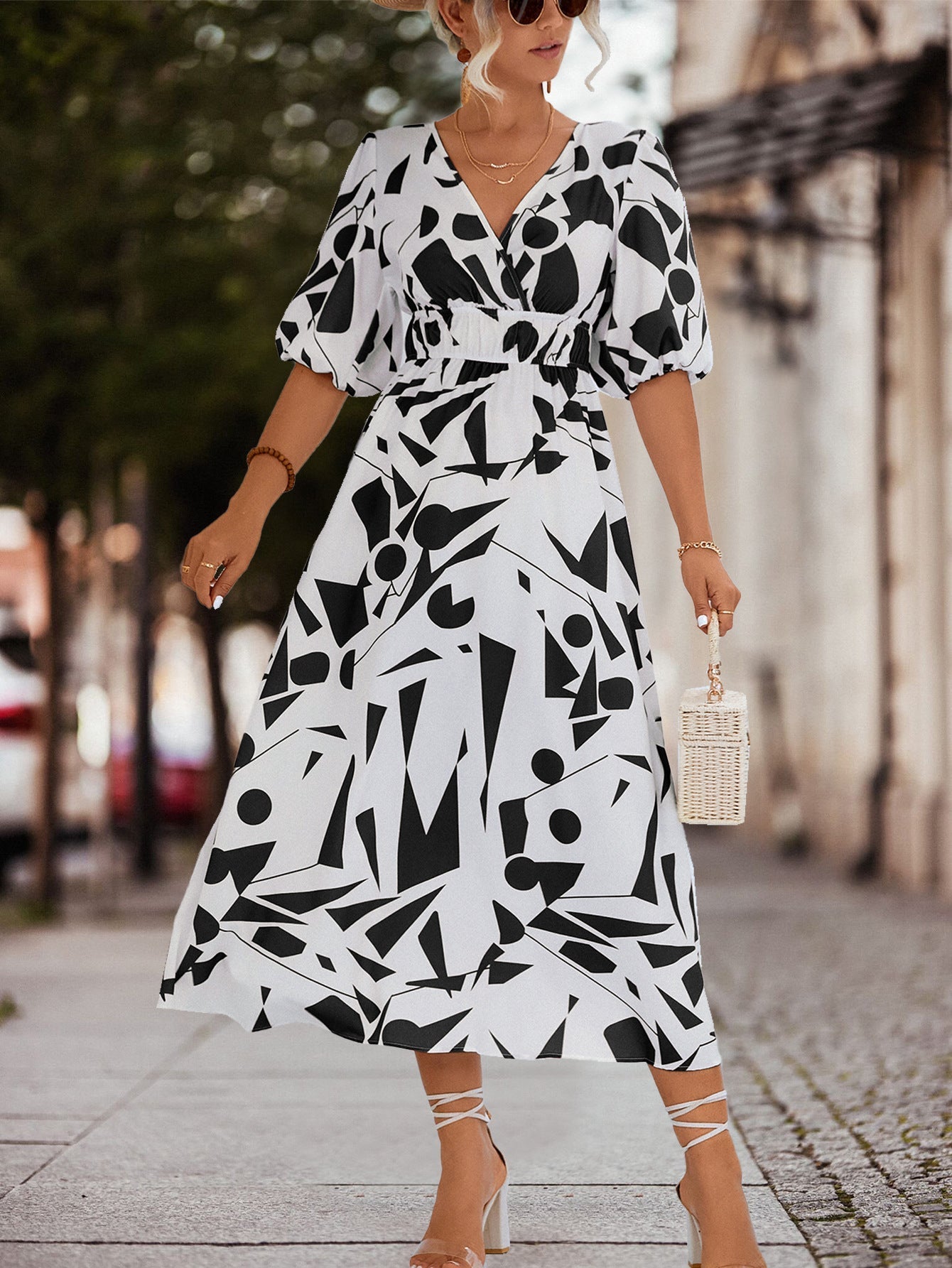 Stijlvolle midi-zomerjurk voor dames met luchtig comfort en een elegante snit.