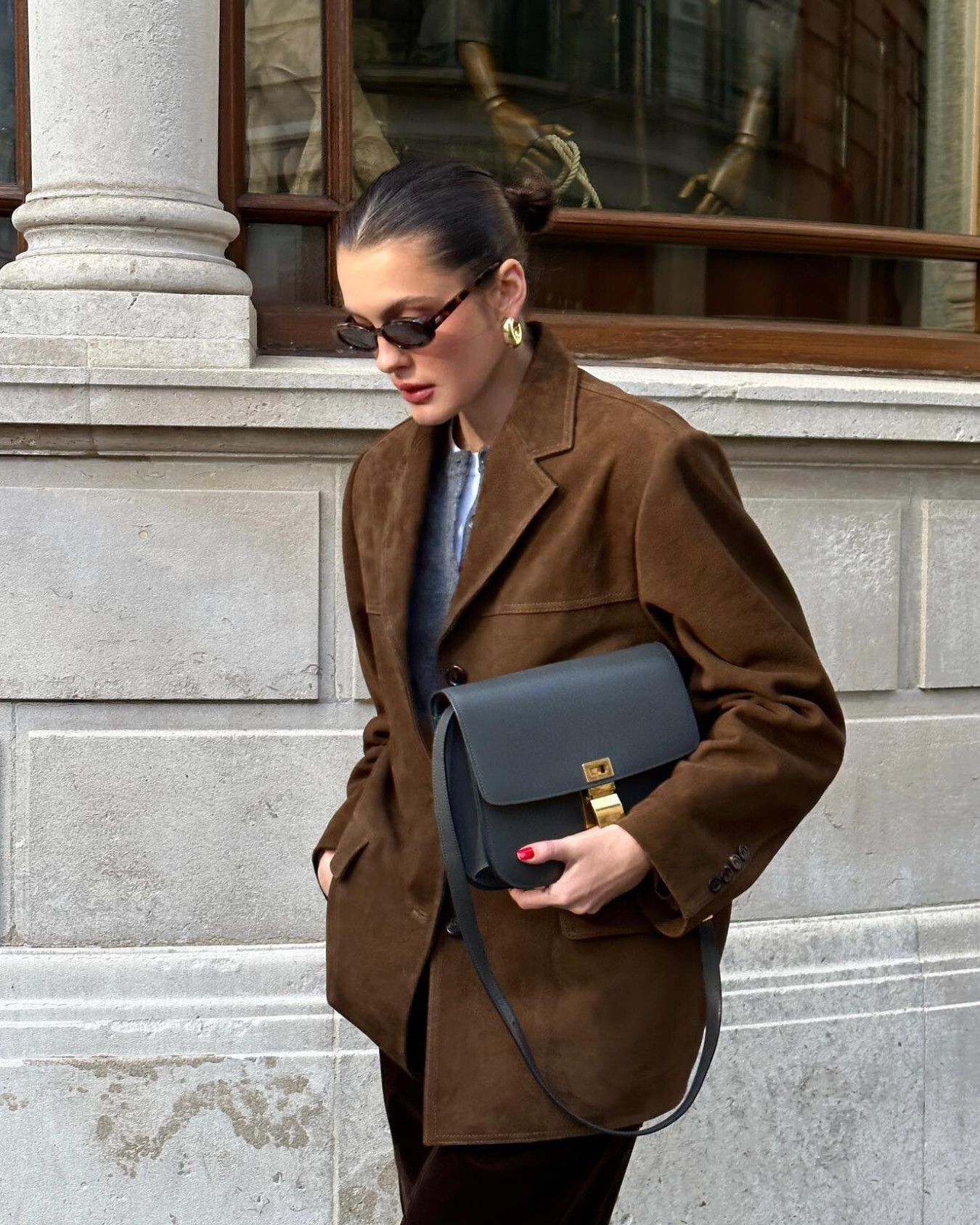 Suède blazer voor dames gemaakt van suède van hoge kwaliteit, met een comfortabele pasvorm en klassiek knoopdesign, ideaal voor herfst- of winterdagen.