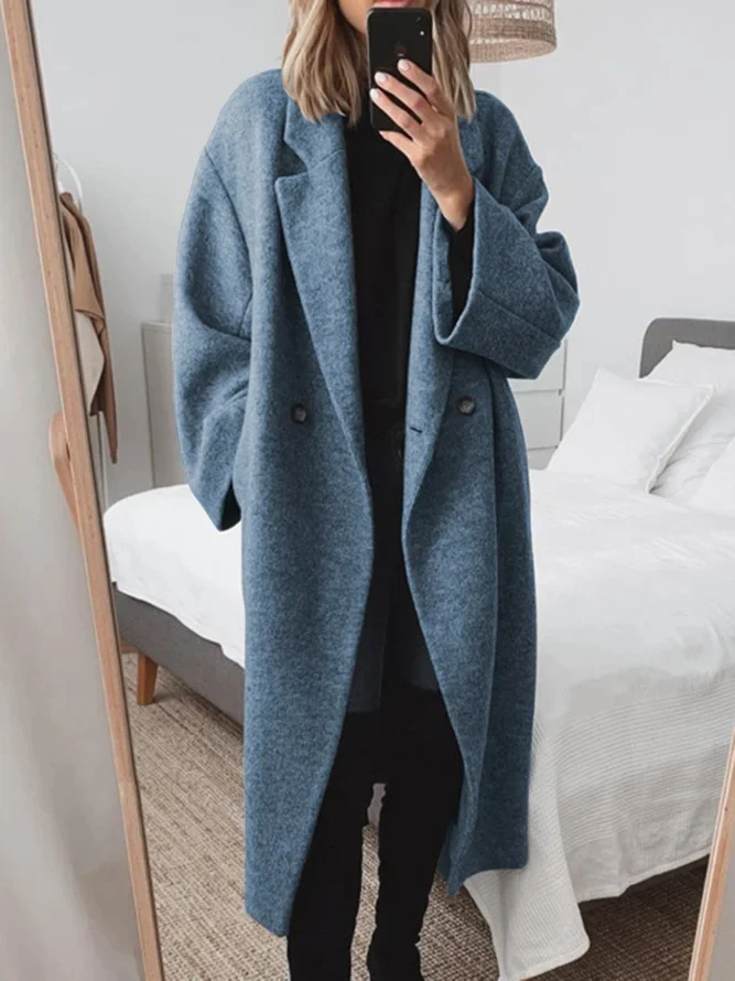 Statement winterjas met hoogwaardige isolatie, oversized pasvorm en double-breasted sluiting, ideaal voor herfst- of winterdagen.