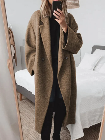 Statement winterjas met hoogwaardige isolatie, oversized pasvorm en double-breasted sluiting, ideaal voor herfst- of winterdagen.