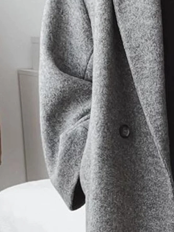Statement winterjas met hoogwaardige isolatie, oversized pasvorm en double-breasted sluiting, ideaal voor herfst- of winterdagen.