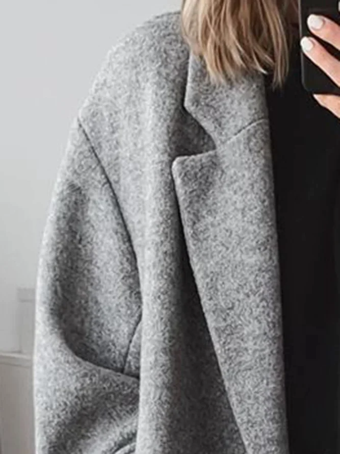 Statement winterjas met hoogwaardige isolatie, oversized pasvorm en double-breasted sluiting, ideaal voor herfst- of winterdagen.