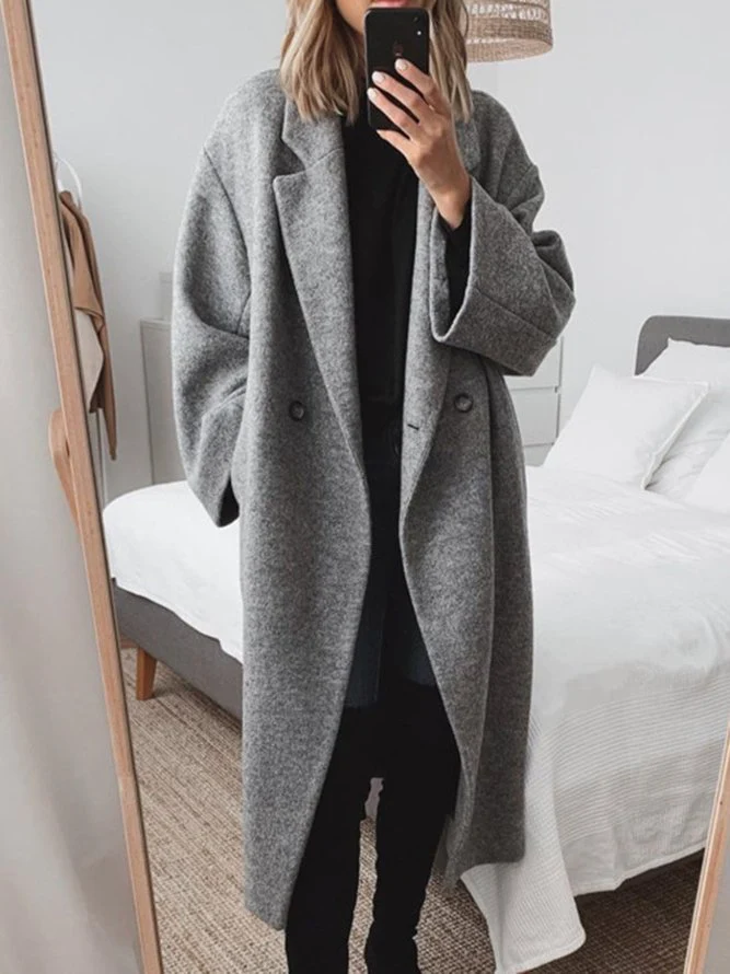 Statement winterjas met hoogwaardige isolatie, oversized pasvorm en double-breasted sluiting, ideaal voor herfst- of winterdagen.