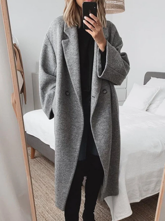 Statement winterjas met hoogwaardige isolatie, oversized pasvorm en double-breasted sluiting, ideaal voor herfst- of winterdagen.