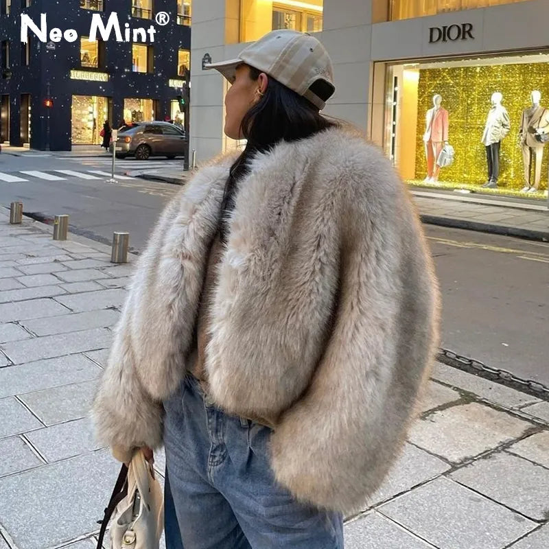Warme jas van imitatiebont voor dames, luxueus en stijlvol, ideaal voor koude herfst- of winterdagen.