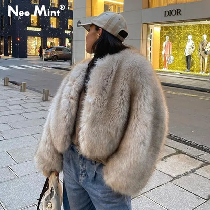 Warme jas van imitatiebont voor dames, luxueus en stijlvol, ideaal voor koude herfst- of winterdagen.