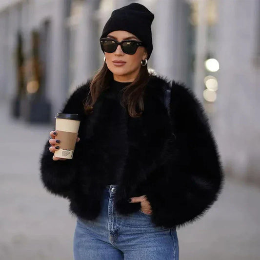 Warme jas van imitatiebont voor dames, luxueus en stijlvol, ideaal voor koude herfst- of winterdagen.