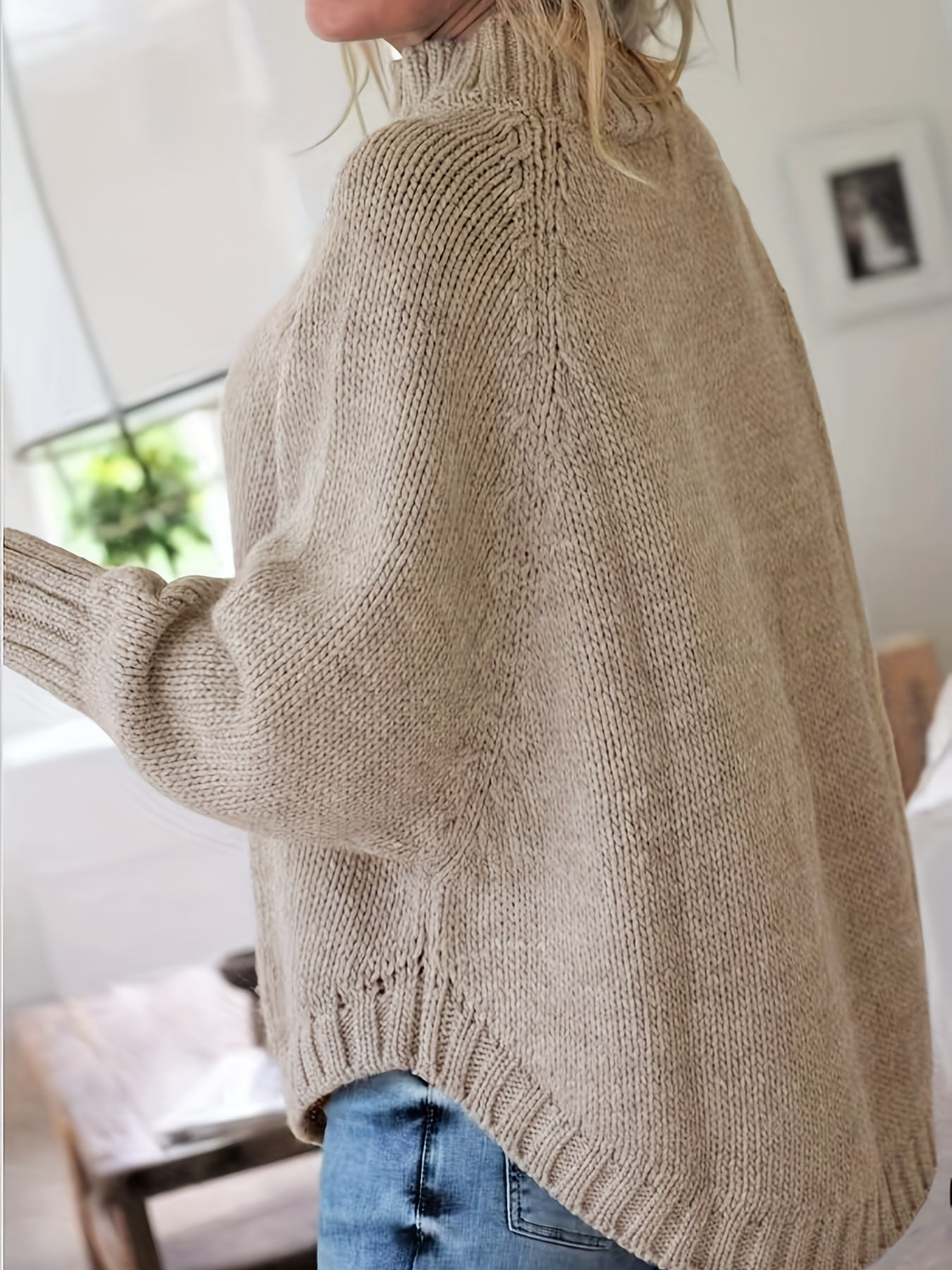 Warme gebreide trui voor dames met een elegant kabelpatroon, ideaal voor herfst- en winterdagen