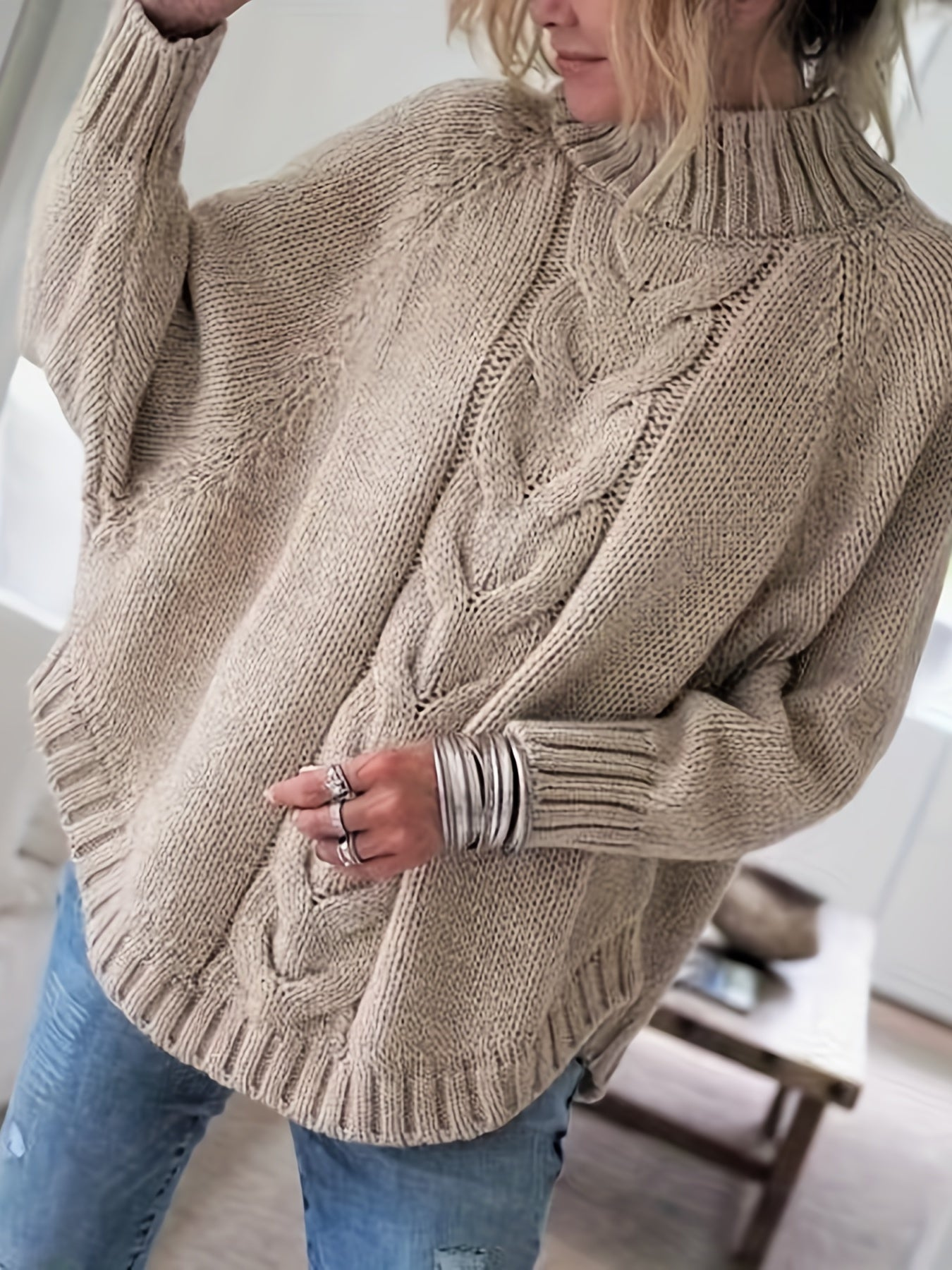 Warme gebreide trui voor dames met een elegant kabelpatroon, ideaal voor herfst- en winterdagen