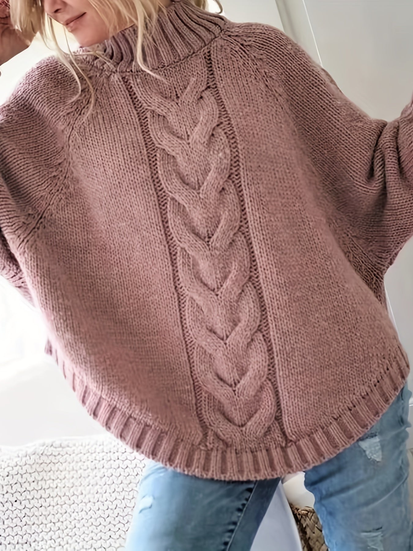 Warme gebreide trui voor dames met een elegant kabelpatroon, ideaal voor herfst- en winterdagen