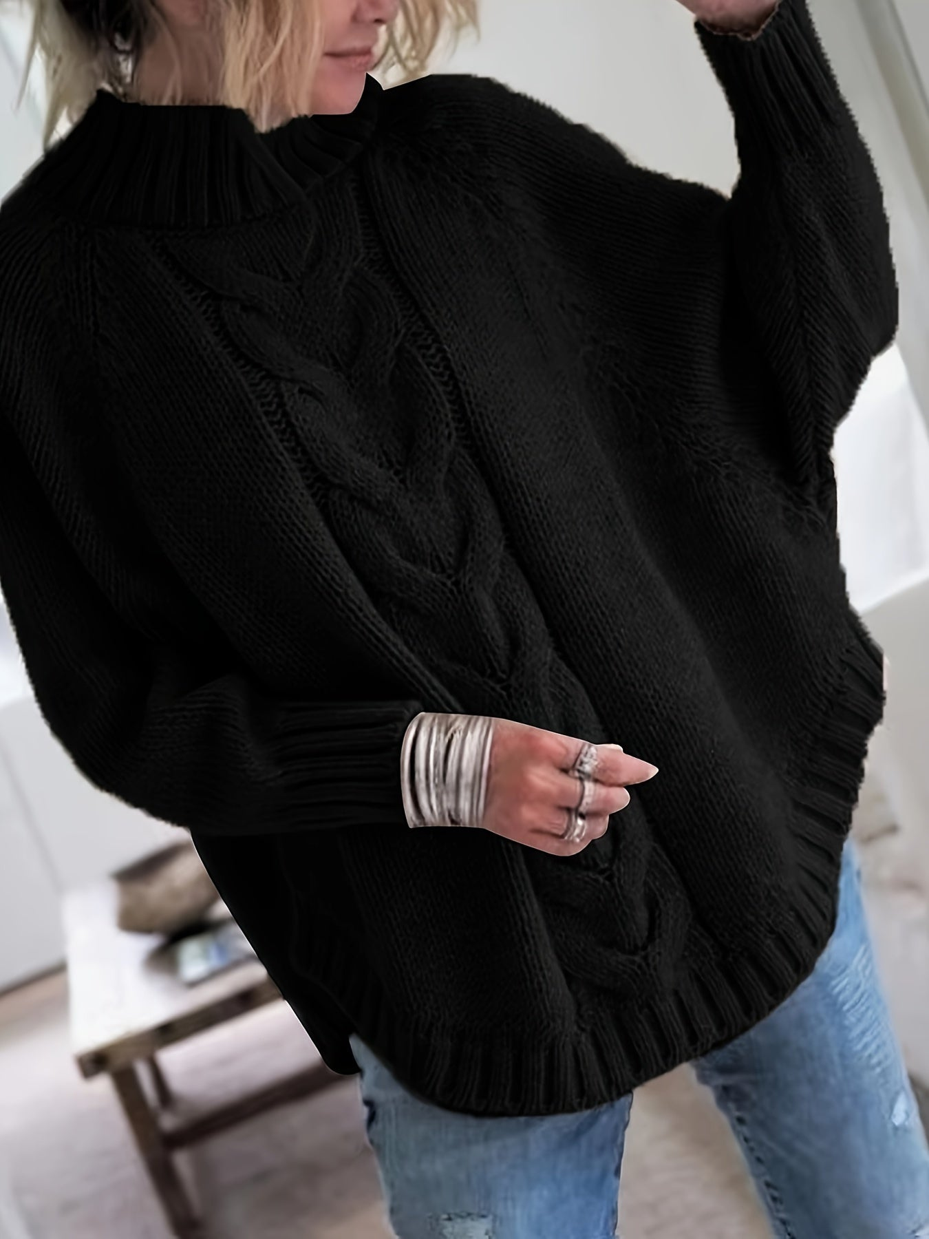 Warme gebreide trui voor dames met een elegant kabelpatroon, ideaal voor herfst- en winterdagen
