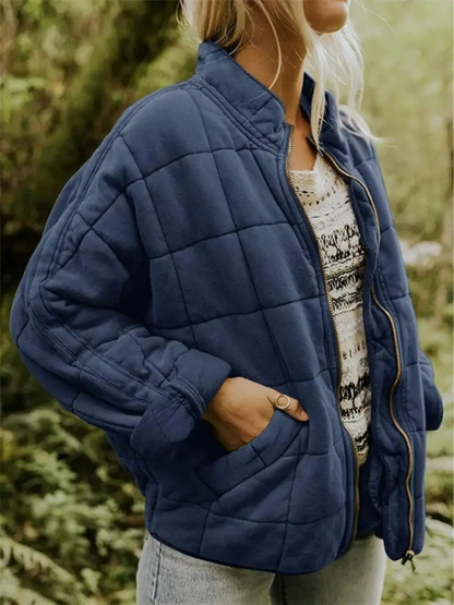 Warme overgangsjas voor dames met quilting en een hoge kraag, ideaal voor herfst- en winterdagen.