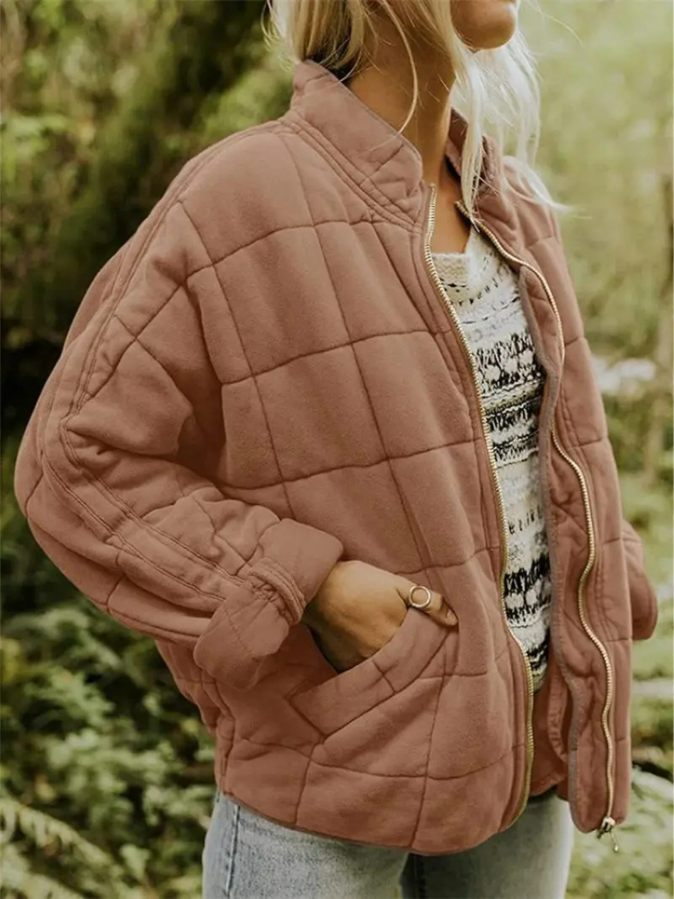 Warme overgangsjas voor dames met quilting en een hoge kraag, ideaal voor herfst- en winterdagen.