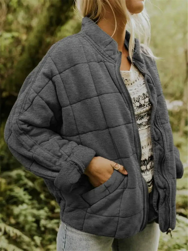 Warme overgangsjas voor dames met quilting en een hoge kraag, ideaal voor herfst- en winterdagen.
