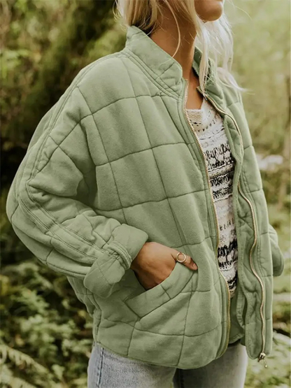 Warme overgangsjas voor dames met quilting en een hoge kraag, ideaal voor herfst- en winterdagen.