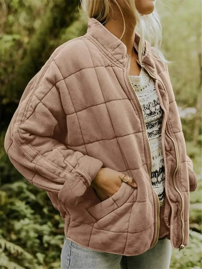Warme overgangsjas voor dames met quilting en een hoge kraag, ideaal voor herfst- en winterdagen.