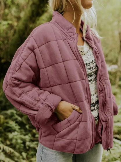 Warme overgangsjas voor dames met quilting en een hoge kraag, ideaal voor herfst- en winterdagen.