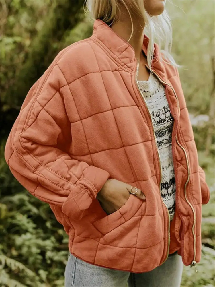 Warme overgangsjas voor dames met quilting en een hoge kraag, ideaal voor herfst- en winterdagen.