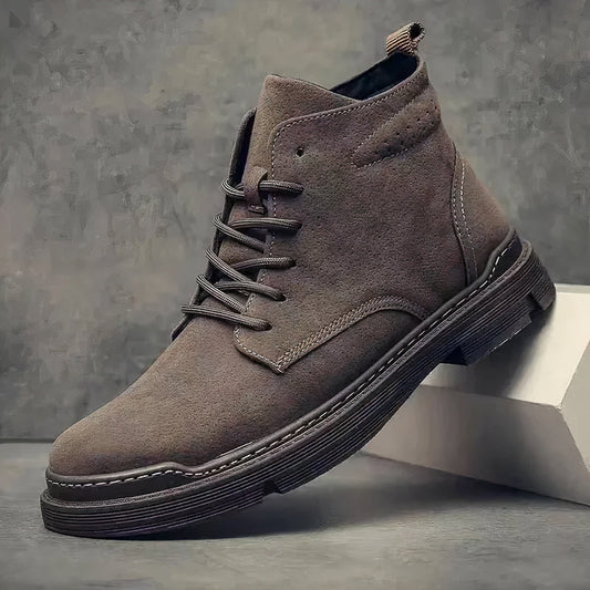 Warme herenschoenen met isolerende voering, duurzame constructie en robuuste buitenzool voor tractie, ideaal voor koud weer.