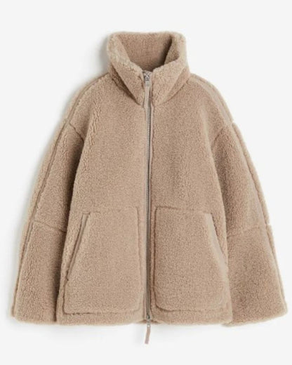 Warme teddyjas voor vrouwen, knus en ideaal voor koude herfst- of winterdagen.