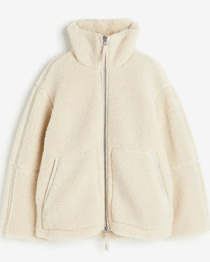 Warme teddyjas voor vrouwen, knus en ideaal voor koude herfst- of winterdagen.